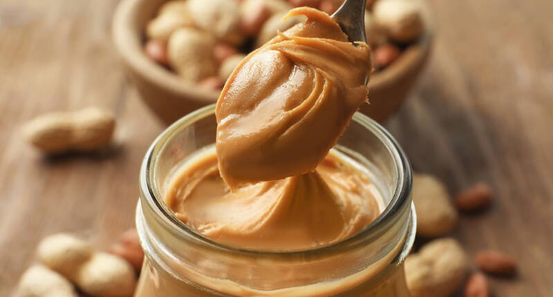 Heute zeigen wir dir, wie du die überschüssigen Erdnüsse aus der Advents- und Weihnachtszeit zu einer leckeren Erdnussbutter verwerten kannst. Die Herstellung ist denkbar einfach. Die Nüsse werden vorgängig auf einem Blech geröstet und anschliessend mit Hilfe eines Mixers püriert.