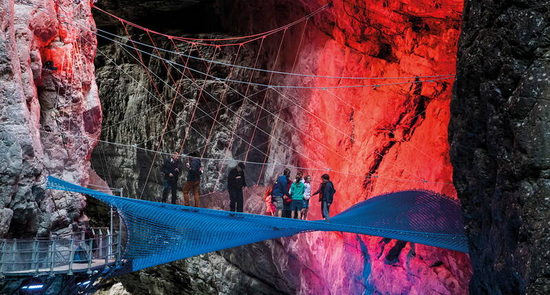 30% di sconto sui prezzi d'ingresso alla Gola del Ghiacciaio di Grindelwald. Scarica ora il voucher e approfittane. Per migliaia di anni, l'acqua del ghiacciaio di Grindelwald ha modellato la gola in un'impressionante opera d'arte. La costruzione della ragnatela «Spiderweb», una ragnatela percorribile a piedi che si estende attraverso la gola, fornisce emozioni.