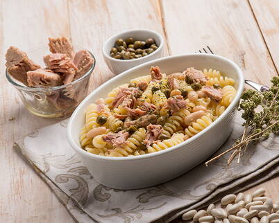 Insalata di pasta cremosa con tonno, capperi e fagioli – perfetta nelle giornate calde.