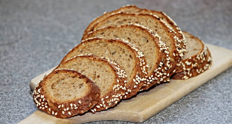 Il pane fatto in casa è sano, genuino e delizioso. La ricetta può essere facilmente integrata con ingredienti a scelta.