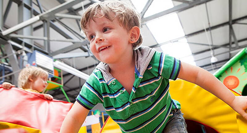 Die Starbie Spielhalle ist der coole Indoor Spielplatz für Kinder – mit Trampolinen, Rutschbahnen, einem Kletterberg, Tret- und Elektroautos, mit einer erlebnisreichen Abenteueranlage und riesigen Bauklötzen.