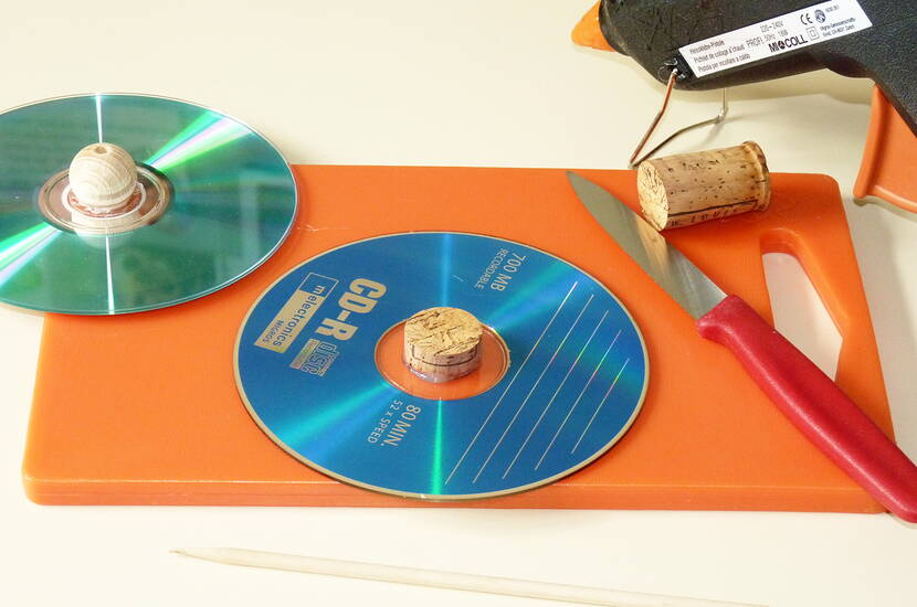 Experimenteller Farbkreisel Heute zeigen wir, wie man aus alten CDs tolle Kreisel bastelt.