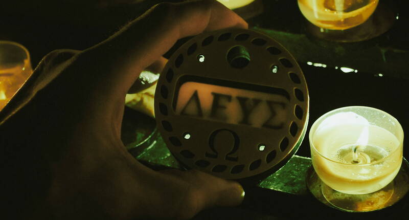 Des objets énigmatiques vous attendent partout: les Escape Games Sato Code vous font découvrir des coins cachés et des lieux passionnants dans les villes suisses. Trouvez des indices, combinez des codes et redécouvrez votre ville – disponible 24/7 sans réservation.