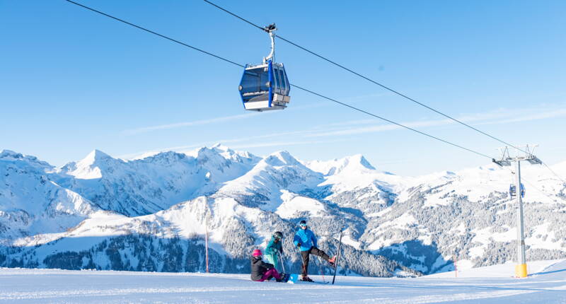 Die Bergbahnen von Adelboden-Lenk erschliessen eines der beliebtesten Skigebiete der Schweiz. Vor verschneiten Gipfeln geniessen Wintersportler die einzigartige Aussicht und den direkten Zugang zu den vielfältigen Pisten der Region.