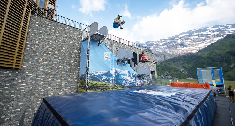 Aktivitäten wie der BagJump Tower, Trampoline2Bag oder die Slackline kannst du nach Belieben ausprobieren und die Guides vom TITLIS Adventure Park stehen dir mit Rat und Tat zur Seite.