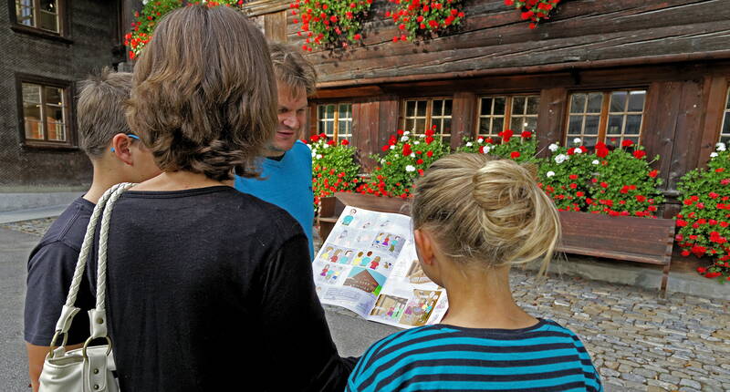 Excursion en famille: Grâce à la bande dessinée sur les énigmes, vis un rallye de détective passionnant à travers Langnau dans l'Emmental. Découvre des indices et suis les traces en passant devant d'anciennes maisons de fromage et des entreprises fromagères existantes.