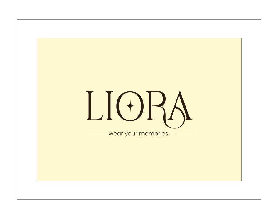 Il logo di LIORA con il claim «wear your memories». Simboleggia un gioiello smart elegante che, grazie alla tecnologia NFC, permette di portare con sé i propri ricordi personali.