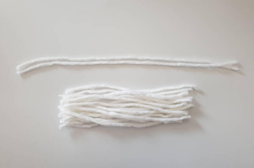 Selbst gemachte Makramee-Anhänger im Federdesign Die Knüpftechnik Makramee erlebt gerade ein Revival. Selbst gebastelte Makrameegeschenke sind trendig und bereiten dem Beschenkten viel Freude.