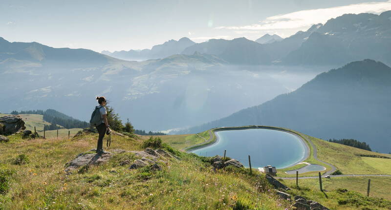 Le circuit passe par la crête en lacets et revient ensuite au point de départ par le large chemin de randonnée Steinstoss-Leiterli.