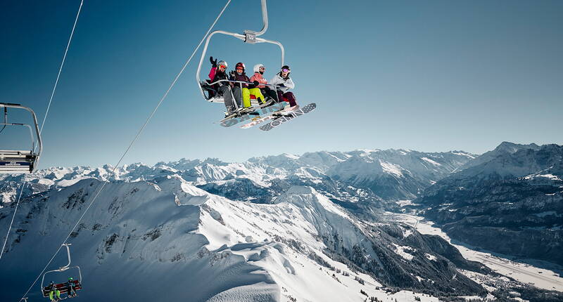 Excursion en famille à Sörenberg. 17 installations de transport, pour les experts, les amateurs et les débutants, mènent à travers des mondes hivernaux féeriques jusqu'à des points de vue magnifiques, où des pistes parfaitement préparées t'attendent.