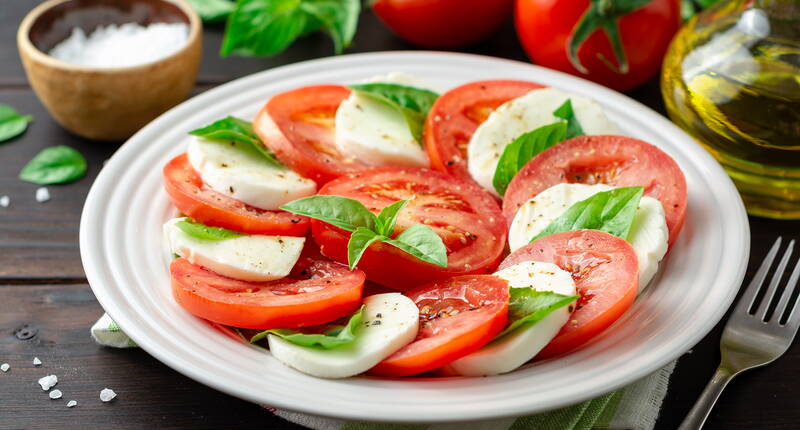 Der Caprese-Salat ist ein erfrischend leichtes Rezept, bei dessen Verzehr sofort Ferienstimmung aufkommt. Bella Italia