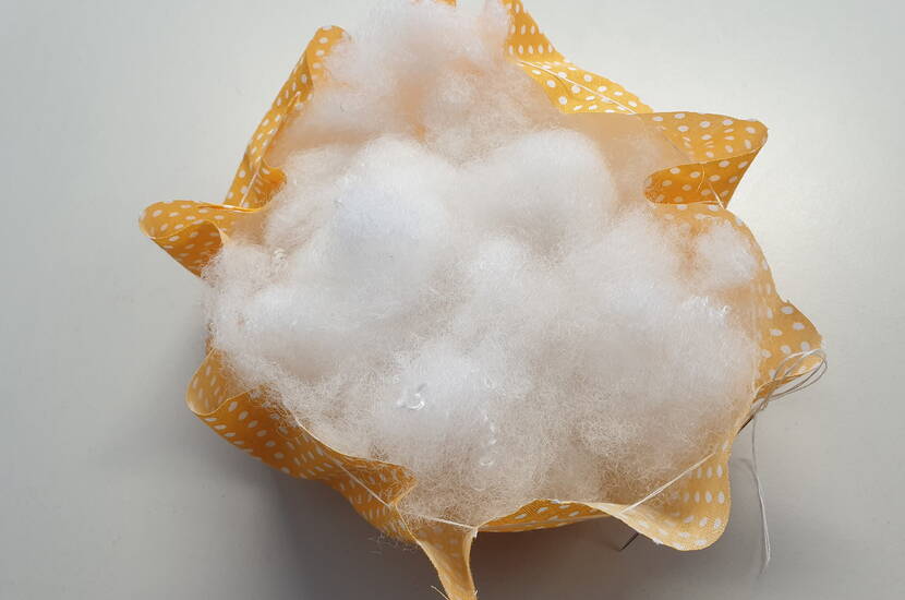 Schritt-für-Schritt Nähanleitung für schöne und haltbare Stoffkürbisse. Alles, was du brauchst, ist ein Stück Stoff in der gewünschten Farbe, Nadel & Faden, Stopfwatte, ein hübsches Satinband und ein kleines Aststück.