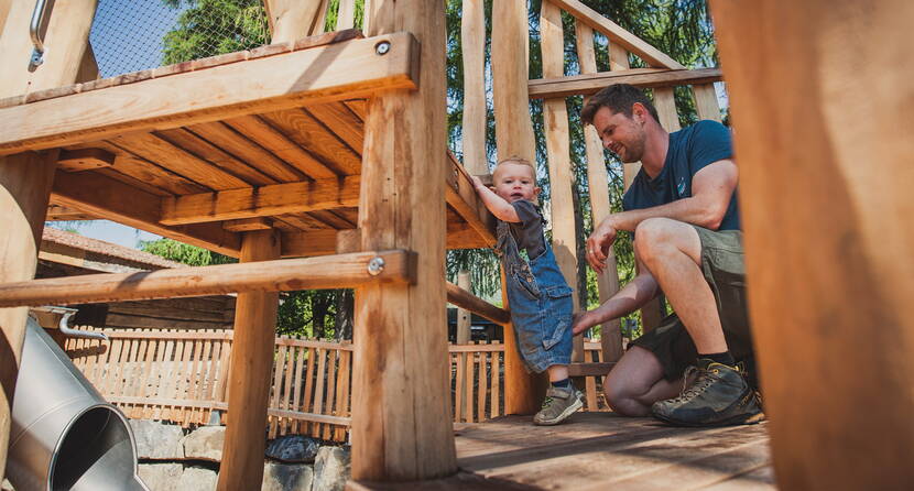 Vater und Sohn erkunden einen der beiden Spielplätze im Freilichtmuseum Ballenberg