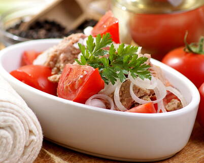 Ein leichter Salat aus saftigen Tomaten, Zwiebeln und Thunfisch.