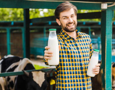 Besuch beim Bauern Familie kauft frische Milch direkt beim Bauern im Hofladen