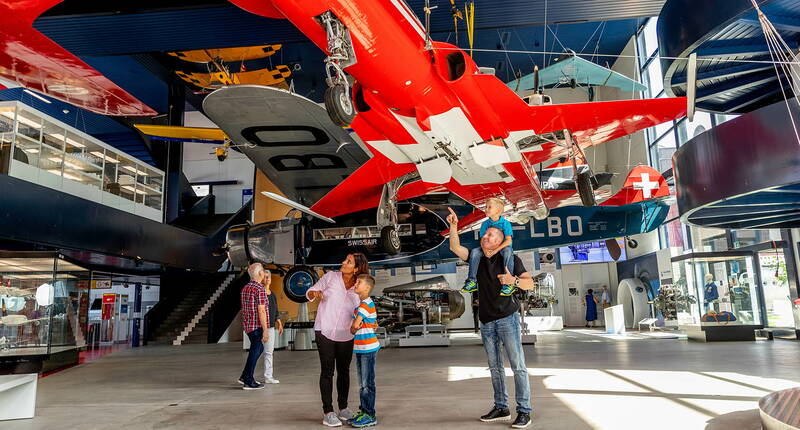 Excursion en famille au Musée Suisse des Transports à Lucerne. Découvre l'évolution passionnante et variée des transports et de la mobilité. En plus des nombreuses attractions du musée et du planétarium, profite de films documentaires spectaculaires toutes les heures au Cinéthéâtre du Musée des Transports.