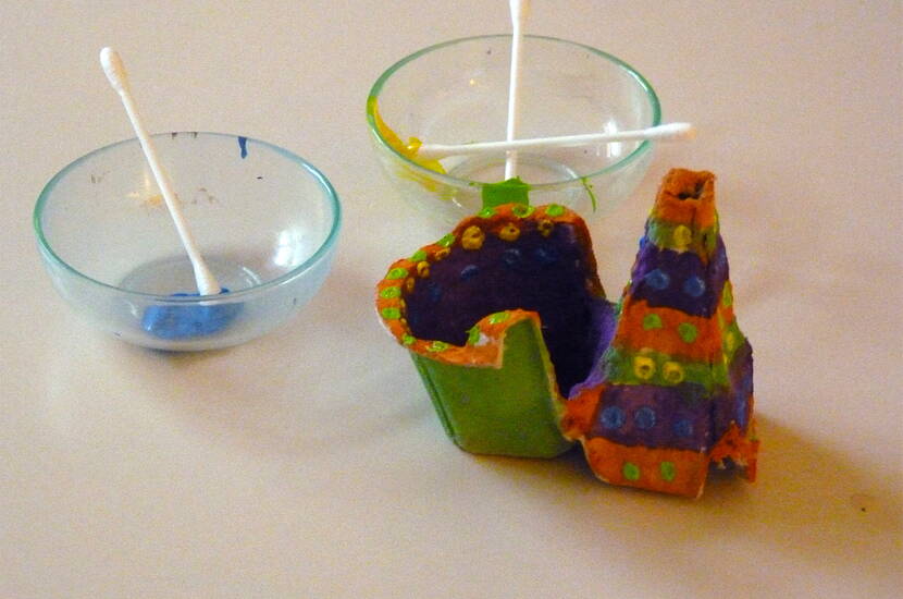 Bunte Upcycling-Hühner aus Eierkarton Unsere süssen Hühner passen perfekt auf den österlich gedeckten Tisch und setzen auch in der vor österlichen Dekoration farbenfrohe Akzente. Durch die Verwendung von Recyclingmaterial sind sie zudem das perfekte Upcycling-Projekt.