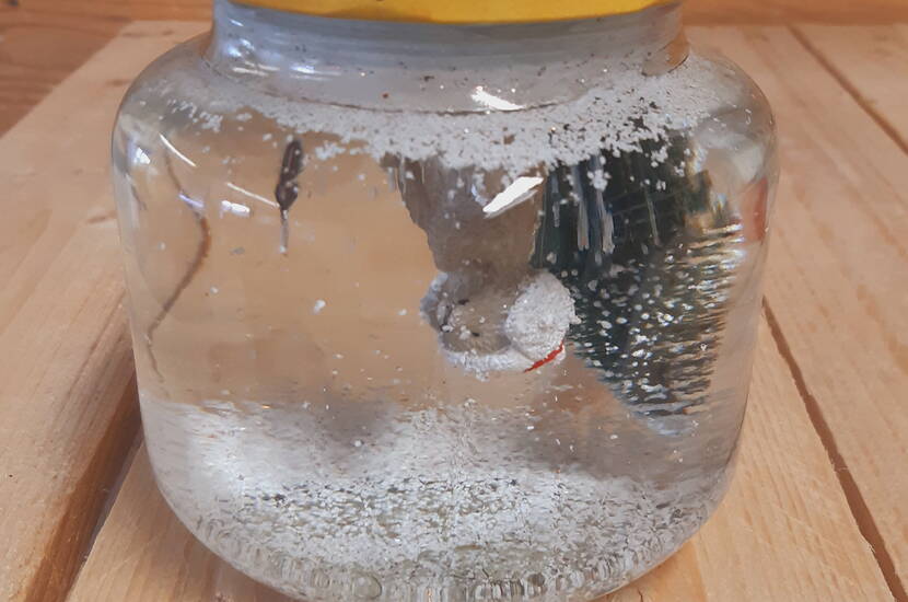 Boule à neige faite maison Conseil de bricolage pour l'hiver – Que ce soit pour décorer l'entrée ou pour offrir à la famille et aux amis, la boule à neige faite maison crée l'ambiance adéquate et fait briller les yeux. Vous apprendrez ici comment bricoler à peu de frais cette boule de neige pleine d'ambiance avec vos enfants.