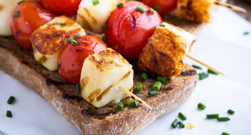 Die Halloumi Spiesse mit leckeren Cherrytomaten eignen sich nicht nur perfekt für Vegetarier. Auch Fleischesser werden von dem herrlichen Geschmack der Spiesse, in Kombination mit dem «chüschtigen», getoasteten Vollkornbrötchen mehr als begeistert sein.