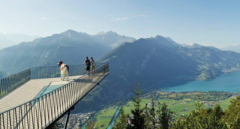 Le restaurant panoramique Harder Kulm trône au-dessus d'Interlaken, à 1'322 mètres d'altitude. En 10 minutes seulement, tu peux rejoindre le Harder Kulm en funiculaire depuis Interlaken. La plate-forme panoramique t'offre une vue unique sur l'Eiger, le Mönch et la Jungfrau, ainsi que sur les lacs de Thoune et de Brienz.