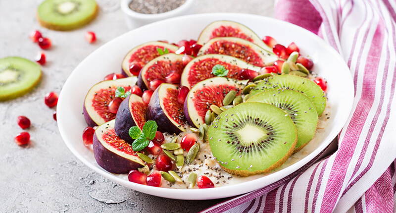 Le porridge pour une fois différent. Servi avec des fruits, des graines, des semences et des noix.