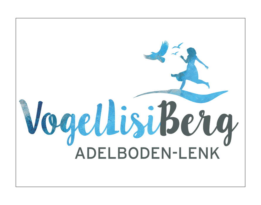 Logo mit blauem Schriftzug „VogellisiBerg“ und grauem Zusatz „Adelboden-Lenk“. Silhouette eines Mädchens und eines Vogels in Blau.