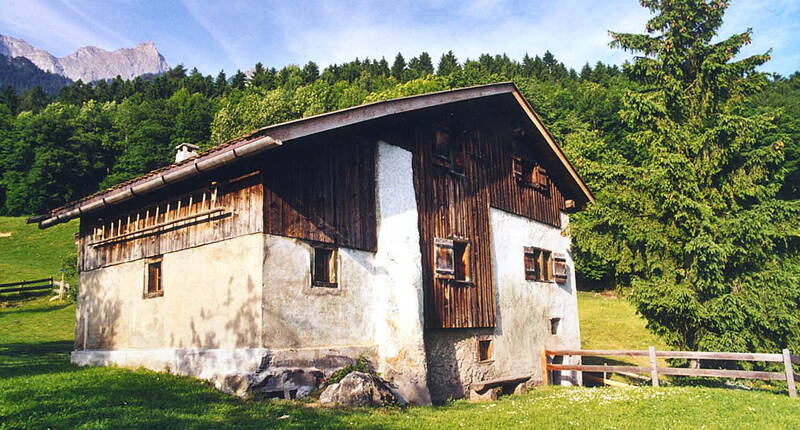 Gita in famiglia – la prima tappa del Sentiero di Heidi conduce dalla stazione ferroviaria di Maienfeld attraverso la città storica di Maienfeld e i vigneti fino a Heidi nel villaggio di Heidi.