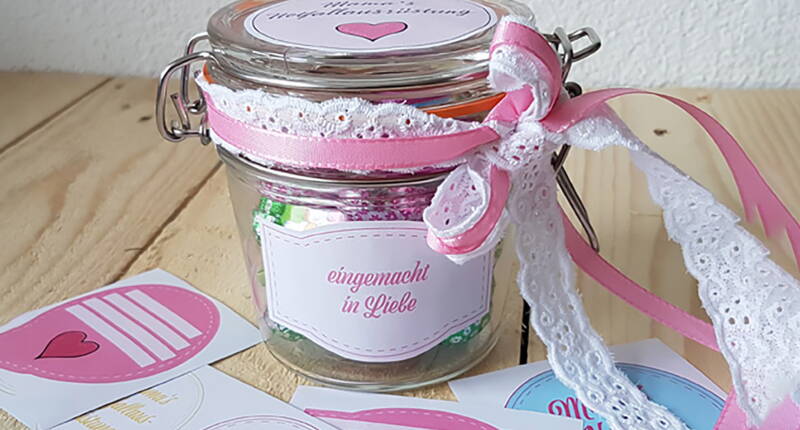 Liebevoll gestaltete Notfallausrüstung für Mama im Einmachglas mit Aufklebern und Dekoband als DIY‑Geschenk zum Muttertag.
