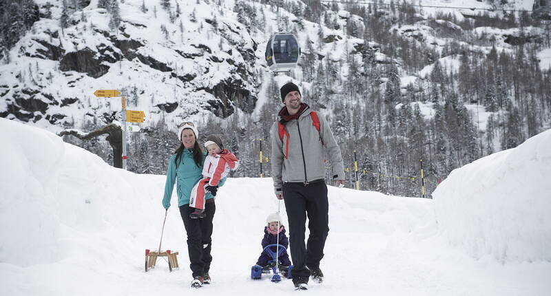 Ein Schlittelplausch mit der Familie ist eines der schönsten Wintererlebnisse in Zermatt. Bevor der ultimative Spass auf der rasanten Abfahrt ins Tal hinunter beginnt, geniesst ihr gemeinsam ein herzhaftes Käsefondue bei einem gemütlichen Hüttenplausch. Ein Erlebnis für Gross und Klein!