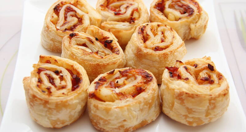 Die Pizzaschnecken sind der perfekte Snack für einen entspannten Abend vor dem Fernseher oder als Bestandteil eines unkomplizierten Apéro-Buffets. Die Häppchen sind mit vielen leckeren Zutaten gefüllt und werden auch anspruchsvolle Gäste überzeugen. Das Geheimnis des knusprigen Teigs wird im Rezept gelüftet.