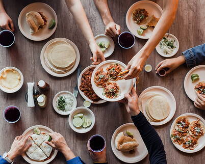 8 Tipps gegen Überessen und Völlegefühl – Wer kennt es nicht – meist nach einem Festtagsessen – das unangenehme oder sogar schmerzhafte Gefühl, nachdem wir uns überessen haben? Wie sie diesen Umstand in Zukunft vermeiden & was es mit dem Begriff "Binge-Eating" auf sich hat, können sie hier nachlesen