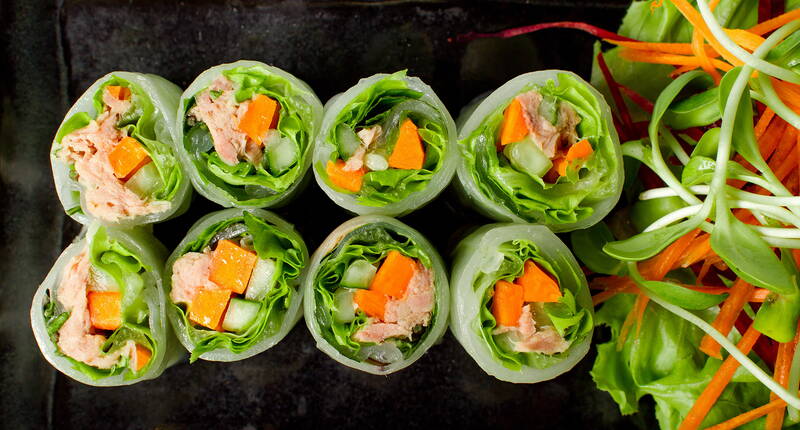 Asiatischen Genuss auf leichte Art. Die vietnamesischen Sommerrollen mit Thunfisch und knackig-frischem Gemüse eignen sich perfekt für einen Sommerabend mit guten Freunden.