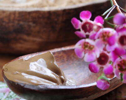 Heilerde enthält wertvolle Mineralien und Spurenelemente, die die Haut pflegen und ihr ein frisches Aussehen verleihen. Besonders bei fettiger und unreiner Haut ist die Heilerde-Maske ein Geheimtipp, da sie überschüssiges Fett absorbiert und die Poren verfeinert. 