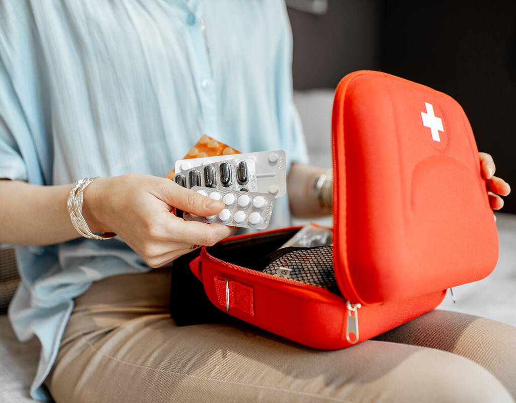 Trousse de pharmacie de voyage bien organisée avec les médicaments et accessoires essentiels. Une aide pratique pour une bonne préparation avant le départ.