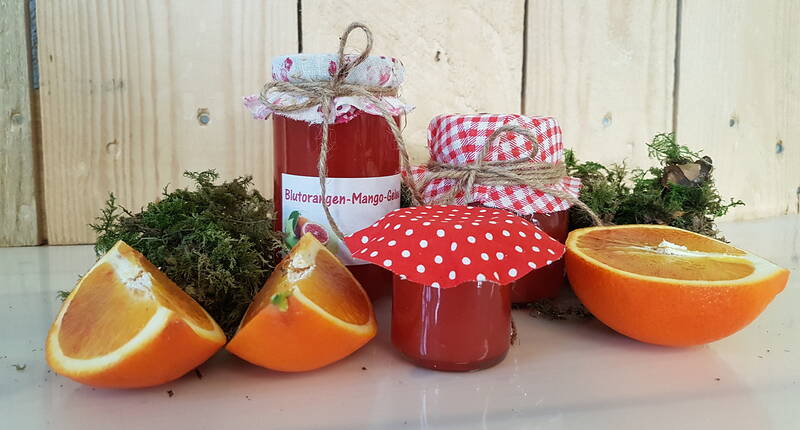 Rezept für einen leckeren, nicht alltäglichen, Blutorangen-Mango-Gelee. Zutaten, Mengenangaben, Kochzeit und Lagerfähigkeit findest du im Rezept.