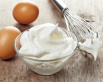 Eine Gesichtsmaske aus Eiweiss ist eine gute Option für Menschen mit fettiger Haut oder Mischhaut. Durch das Eiweiss wird die Haut von überschüssigem Öl befreit, die Poren verfeinert und die Haut gestrafft und geglättet.