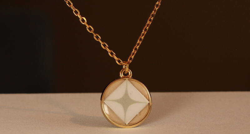 Le pendentif LIORA doré montre le sertissage discret de la puce qui porte tes souvenirs personnels. Un bijou élégant avec un cœur numérique.