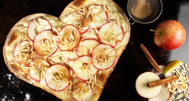 Sorprendete i vostri amici e familiari con questa adorabile tarte flambée a forma di cuore. La ricetta è disponibile qui.