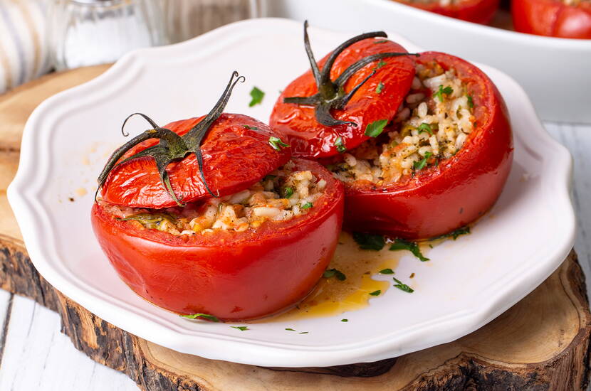 Pomodori ripieni con riso e menta piperita Pomodori ripieni con riso, zucchine e menta piperita fresca – ricetta vegetariana salutare