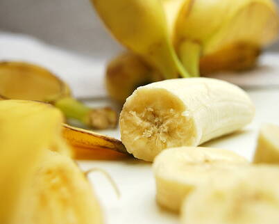 Eine selbstgemachte Gesichtsmaske aus Bananen kann dazu beitragen, das Hautbild zu verbessern und die Haut zu nähren, da Bananen reich an Vitaminen und Mineralstoffen sind. Die Maske eignet sich besonders für Menschen mit trockener oder empfindlicher Haut.