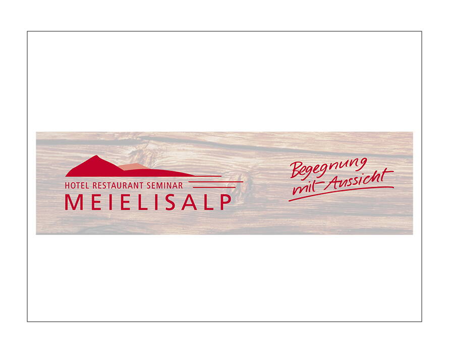 Logo mit rotem Bergsymbol, Holzstruktur im Hintergrund und Schriftzug „Meielisalp – Begegnung mit Aussicht“.