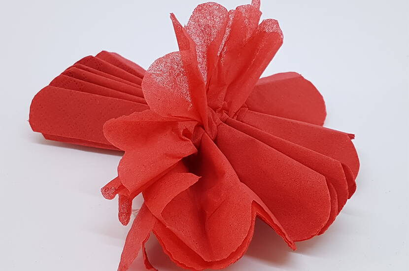 Geschenkverpackung mit Spitzenbordüre & Serviettenblumen Heute zeigen wir dir, wie du aus Packpapier, Papierservietten und Spitzenband schöne Geschenkverpackungen bastelst.