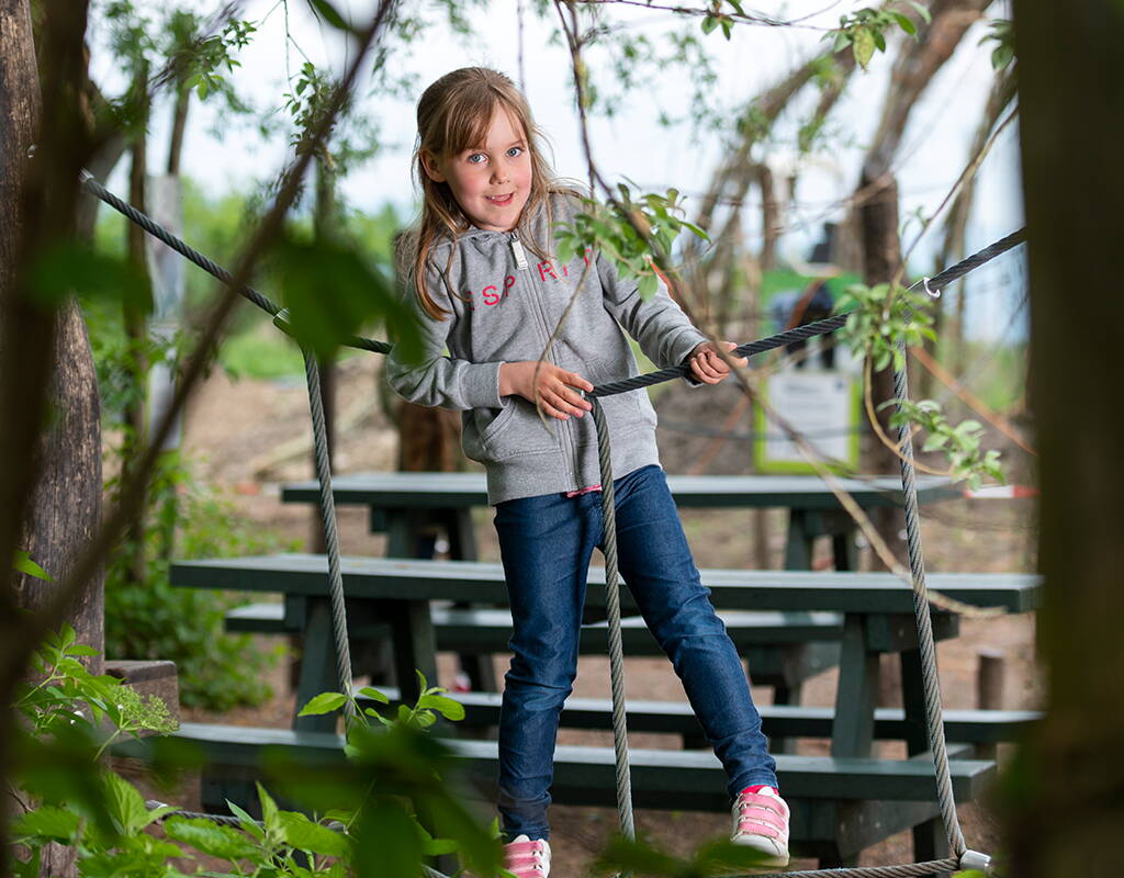 Ein aussergewöhnlicher Naturspielplatz, der Zoë Streichelzoo, ein 1'200 m2 grosser Tropengarten mit über 1'000 exotischen Schmetterlingen, das faszinierende Nachtspektakel Nocturama, der Belizer Jungle Treck und das Chlitierlizäut mit einheimischen Sommervögeln und anderen Kleintieren bieten die Kulisse für deinen perfekten Ausflug.