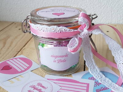 Liebevoll gestaltete Notfallausrüstung für Mama im Einmachglas mit Aufklebern und Dekoband als DIY‑Geschenk zum Muttertag.