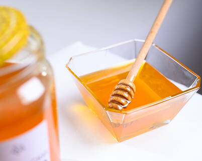 Honig ist ein echtes Multitalent in der Naturkosmetik und eignet sich hervorragend als Basis für eine Gesichtsmaske. Er wirkt antibakteriell und entzündungshemmend und kann dazu beitragen, die Haut zu beruhigen und zu pflegen. 