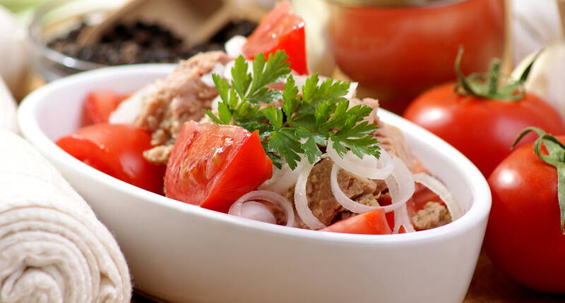Raffiniert, mit herrlich saftigen Tomaten und aromatisch würzigen Zwiebeln, ein leichtes und bekömmliches Mittag- oder Abendessen. Unkompliziert, reich an Proteinen und köstlich – so kommt Urlaubsstimmung auf den Tisch. 