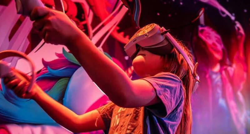Mit moderner VR‑Technologie erleben Besucherinnen und Besucher immersive Spielwelten mitten im Flipped Funpark.